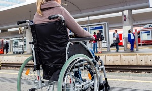 Osoba z niepełnosprawnością na peronie