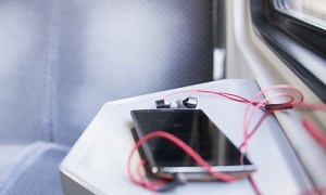 Telefon na stoliku w pociągu